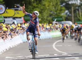 Een plank, die er wél tijdens de verkenning, maar niét tijdens de wedstrijd lag. Tour De France Mathieu Van Der Poel Gewinnt Zweite Etappe Und Holt Gelb Cyclingmagazine