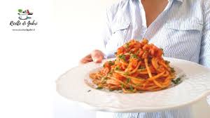 Togliere i gamberetti dal freezer, lasciarli scongelare, poi sciacquarli velocemente. Pasta Spaghetti Con Gamberetti E Pomodorini Ricetta Facile E Veloce Ricette Di Gabri Youtube