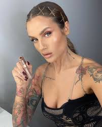 Karolina gilon to polska prezenterka, modelka alternatywna, aktorka i osobowość internetowa urodzona w mrągowie. Karolina Gilon Instagram Wiek Wzrost Partner Kim Jest Multimedio