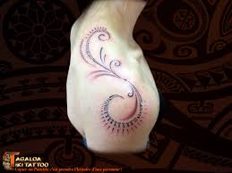 Le tatouage sur l'épaule est aussi populaire que le tatouage au poignet et il est le plus recherché aussi bien par les hommes que par les femmes. Galerie Femme Tagaloa Tiki Tattoo
