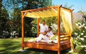 25 Diy Outdoor Bed Ideas Summer Decorating With Spa Beds Canopies And Curtains Outdoor Canopy Bed Diy Outdoor Furniture Outdoor Daybed