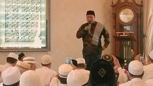 Foto ustadz yahya waloni terbaring sakit memakai selang oksigen diunggah akun twitter @fkadrun, senin (9/8/2021). Yahya Waloni Tabrak Anjing Tuan Guru Batak Itu Dakwah Yang Menyakitkan Times Indonesia