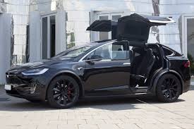 Model x offers a spacious cabin with the world's largest panoramic windshield, and your choice of 5 every model x includes tesla's latest active safety features, such as automatic emergency braking. Tesla Model X P100d Schmackofatzo De
