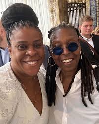 É muita emoção! Nesta sexta-feira (14), Cacau Protásio compartilhou o lindo  encontro com Whoopi Goldberg, no Vaticano. As duas se conheceram em um  evento que reuniu o Papa Francisco e um grupo