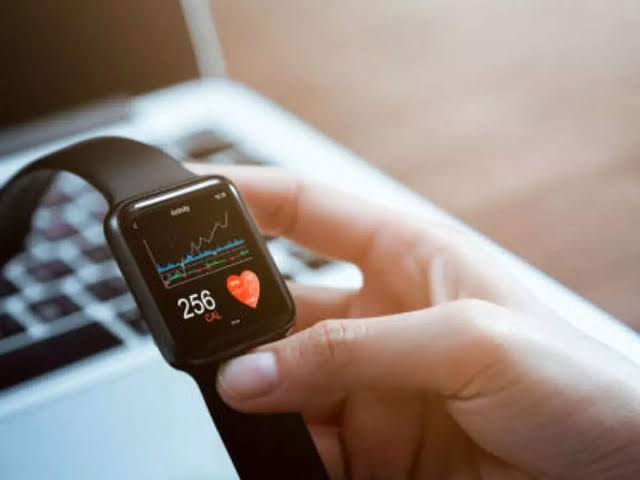 Medicines: Your smart watch isn't a medical device - but it is tracking all your  health data, ETHealthworld