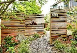 Am besten noch man baut dies als rankgitter aus holz selber und lässt es im garten. Sichtschutz Aus Holz Selber Bauen Google Suche Sichtschutzwand Garten Garten Trennwand Garten