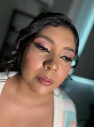 ANTES & DESPUÉS 💄❤️ Viri eligió un look muy foxy en tonos rosados con  labios nude ! Se veía hermosa #KarlaRazoStudio #maquillajeypeinadoirapuato  #maquillajesocial #maquillajeprofesional