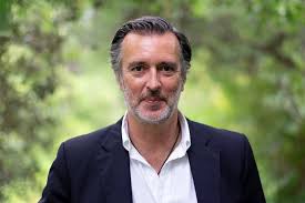 Figueiredo se opuso a ello y en 1984 el congreso rechazó el regreso inmediato de las elecciones directas, a favor de una elección indirecta. Joao Cotrim De Figueiredo Do Mundo Empresarial Para A Iniciativa Liberal Perfil Publico