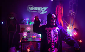 Sam (olivia welch), por toda la información que nos ha facilitado la primera entrega de la trilogía de netflix la calle del terror está poseída al final de la parte 1 1994 por el espíritu de sarah fier, una mujer condenada a muerte por brujería en 1666 que desde entonces se. Lhktyzb2ve5cam