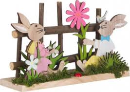 Sunt două personaje principale bobiţă, băiatul de melc, şi buburuză, fata de mămăruţă. Buburuza