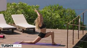 TUSHYヨガインストラクターがクライアントの夫にアナルを支配される