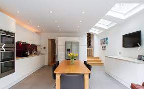 kitchen with side return extension island and bifold doors cozinha planejada cozinha contemporanea extensoes de cozinha