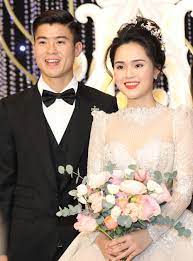 Lượng subscribers đủ điều kiện ẵm nút bạc youtube rồi này. Vá»£ Duy Máº¡nh Diá»‡n Vay CÆ°á»›i Ä'inh 8 000 Vien Swarovski Ngoi Sao