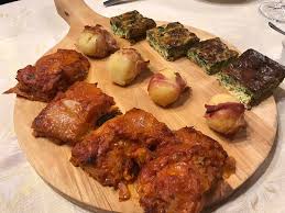 La frittata di melanzane è un secondo piatto vegeteriano semplice e saporito, una ricetta salvacena per trasformare la classica frittata in qualcosa di nella nostra preparazione abbiamo aggiunto anche i pomodorini, rosolati in padella con le melanzane, e la scamorza a pezzetti, che la renderà filante e. Parmigiana Di Melanzane Patata Di Margherita Di Savoia In Speck E Frittata Di Erbe Selvatiche Di Campo Picture Of Osteria Dei Massari Montegrosso Tripadvisor