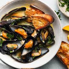 Steamed Mussels In White Wine & Lemon | Lindsey Eats