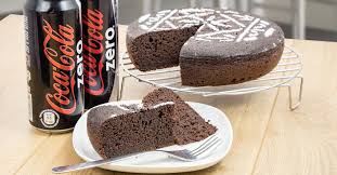 Lo sciroppo basato su estratti vegetali e noci di cola (semi di un albero africano) ideato dal dottor pemberton che doveva curare il mal di testa e a migliorare la stanchezza. Dolce Alla Coca Cola Ricetta Facile Torta Soffice