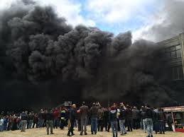 1 saatlik çalışma ile söndürülen yangında, fabrikada büyük ölçüde maddi hasar. Istanbul Da Buyuk Yangin Foto Galerisi