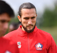 Lille formayla harikalar yaratan futbolcu yusuf yazıcı, saçlarının boyasını ve bakımını yaptırmak için i̇stanbul'a geliyor. Yusuf Yazici Sahaya Indi