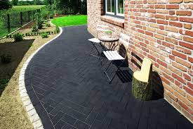 Pin By Anna Zukowska On Przed Domem In 2020 Driveway Design Minimalist Garden Garden Design