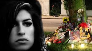 Amy winehouse thematisierte in ihrer musik persönliche erfahrungen. Starb Allein Amy Winehouse Lag Stundenlang Tot In Ihrem Bett Leute Bild De