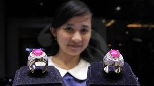 Jumpa lagi sobat cnc gems lover. Begini Cara Membedakan Berlian Asli Dan Palsu Tribun Jateng