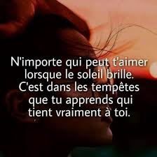N Importe Qui Peut T Aimer Lorsque Le Soleil Brille C Est Dans Les Tempetes Que Tu Apprends Qui Tient Vraiment A Toi Citation Belles Citations Citation Amitie