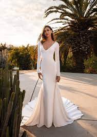 Perfekte hochzeit brautkleid designer heiraten outfit ideen. Minimalistische Kleider Maximale Aufmerksamkeit Brautkleider Gesponsert Hochzeitsmode Hochzeitstrends Farben
