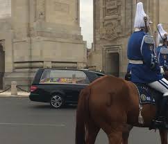 Funeraliile regelui mihai i al româniei au debutat cu o slujbă de pomenire în sala tronului de la palatul regal din capitală oficiată de ps timotei prahoveanul, episcop vicar al arhiepiscopiei bucureștilor, împreună cu un sobor de clerici. Funeraliile Regelui Mihai I Al Romaniei Live Video