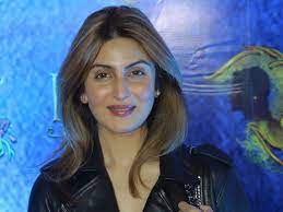 Kapoor family memorial has 7 pagodas showing elements of raj kapoor's movies, a museum or viewing gallery which shows family photographs and. Riddhima Kapoor Sahni Girls Chase Ranbir And He Runs After Samara Bollywood Gulf News