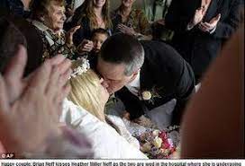 À beira da morte, jovem com câncer realiza sonho e se casa dentro de  hospital – Noticias R7