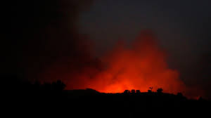 Jun 14, 2021 · paralelamente, o comando regional de emergência e proteção civil do algarve, chegou a mobilizar mais duas equipas de combate, dos corpos de bombeiros dos concelhos de monchique e lagos, bem como o helicóptero bombardeiro que opera a partir do centro de meios aéreos (cma) de monchique, que acabaram por desmobilizar, devido ao rápido domínio do incêndio. El Incendio Del Algarve Sigue Activo Con 30 Bomberos Heridos