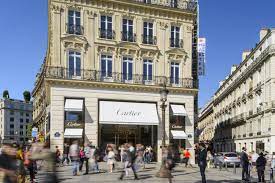 Classe de 1ère année de l'ecole supérieure de design en visual merchandising. Les Champs Elysees En Marche Pour La Premiumisation Des Commerces Seloger Bureaux Commerces