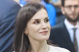 In addition to fiction, he has also written essays, literary criticism, and journal. El Primer Matrimonio De Letizia Con El Profesor Alonso Guerrero Que Solo Duro 1 Ano