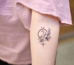 Hình xăm chữ được xăm ở nhiều vùng khác nhau trên cơ thể, trong đó hình xăm chữ ở tay được nhiều người yêu thích và đặc biệt với hình xăm bắp tay phía trong còn là một lựa chọn hoàn hảo cho bạn muốn một hình xăm những hình xăm chữ nhẹ nhàng cũng thường được các bạn nữ lựa chọn. Hinh XÄƒm Canh Tay Ná»¯ Ä'áº¹p Nháº¥t Tattoo Canh Tay Cute