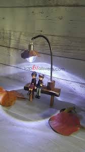 Sokak Lambasi Altinda Oturan Sevgili Biblo Masa Lambasi Veya Dekoratif Amacli Kullanilabilir Bank Tamamen Ahsaptir Sevgili Kiz Ve Erk Banklar Sevgililer Masa