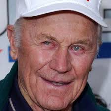 Yeager kariyeri boyunca 150'den fazla farklı uçak uçurdu, 10 bin saatten daha uzun süre havada kaldı. Chuck Yeager Net Worth
