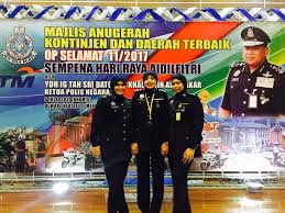 Polis diraja malaysia mempunyai 16 peringkat pangkat yang dibahagikan kepada 2. Polis Trafik Wanita Malaysia Umminani