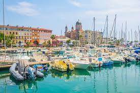 The port of agay has 166 berths. Saint Raphael Zonnig Zuid Frankrijk