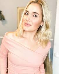 Carrie Grayson's Instagram, Twitter & Facebook