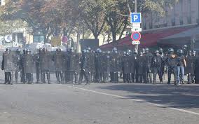 Pas de manifestation de gilets jaunes à paris. Paris Les Commerces Des Champs Elysees Proteges Des Saccages Le Parisien