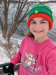 I couldn't find a clean Christmas sweater so I had to wear a Valentine's  Day sweater with my Christmas hat 💘🎄