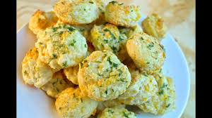 These cheese garlic biscuits are a snap to fix with this recipe and taste like red lobster biscuits with a great melted butter and garlic flavor. How To Make Red Lobster S Cheddar Bay Biscuits Youtube