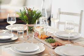How to set up a table in style at home for your best friends? Table Set Up For A Small Dinner Party By Jill Chen