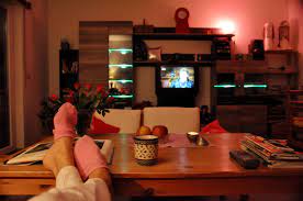 Neben dem sofa steht ein bücherschrank. Feierabend Mein Wohnzimmer Und Ich Foto Bild Monatswettbewerbe 2018 01 Ich Und Mein Wohnzimmer Bilder Auf Fotocommunity