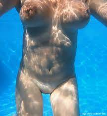Meine sexy Frau im Pool - Zeige deine Sex Bilder