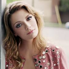 She is a similar individual who is ready to get her family a house at the age of nineteen — a fruitful entertainer who rose to prominence after her appearance in the film yard canines. Ist Mischa Barton Wieder Single Promi Trennungen Und Scheidungen 2021 Mediamass