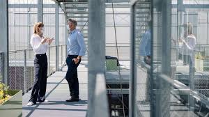 Anfangs hatte der berliner senat die maskenpflicht im öffentlichen raum auf zehn einkaufsstraßen, wochenmärkte und warteschlangen ausgeweitet, später 23 weitere straßen und plätze ergänzt. Berlin Verscharft Corona Regeln Maskenpflicht In Burogebauden Gilt Ab Samstag Rbb24