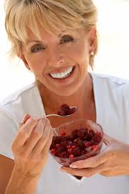 Foto de stock de Joven Pareja En Una Bicicleta De Paseo En El Campo Feliz