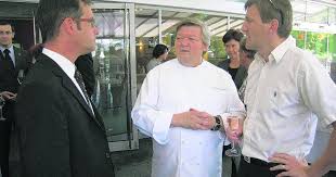 .spregovorili predsednik združenja hotelirjev slovenije gregor jamnik, direktor skupnosti slovenskih naravnih zdravilišč iztok altbauer in direktor turistično gostinske zbornice slovenije fedja pobegajlo. Kuhar Z Michelinko Zurnal24