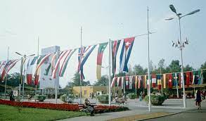 A 49 évvel ezelőtti expo a rendszer talán legnagyobb, politikától látszólag független. Amikor Leonyid Brezsnyev A Nepali Kiraly Fulop Edinburgh I Es Pahlavi Irani Herceg Egymas Kezebe Adtak A Kilincset Budapesten Vadaszati Vilagkiallitas 1971 Vadasztortenet Magyar Vadasz